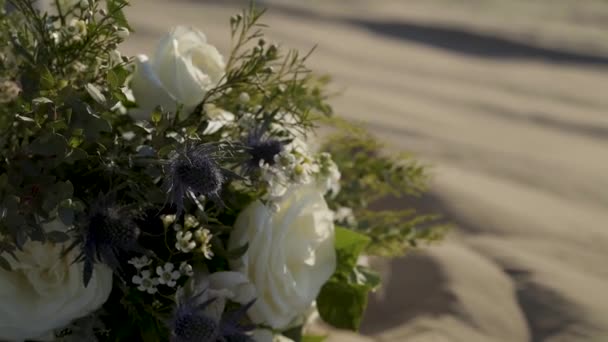 Close White Rose Thistle Wedding Bouquet Blowing Wind Placed Sand — Vídeos de Stock