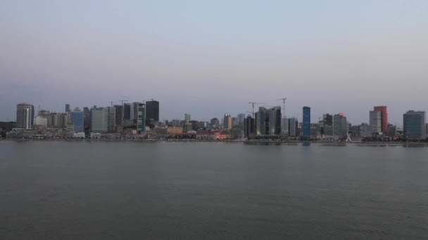 Baia Luanda Twilight Drone Flight Water — Αρχείο Βίντεο