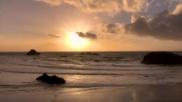 Beautiful Sunset Waves Rolling Bandon Beach Oregon Coast — Wideo stockowe