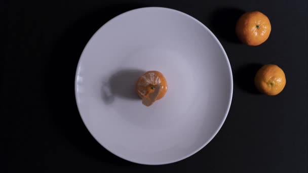 Peeling Tangerine White Plate — Stockvideo