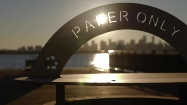 Słońce Przechodzące Przez Znak Recyklingu Paper Only Slider — Wideo stockowe