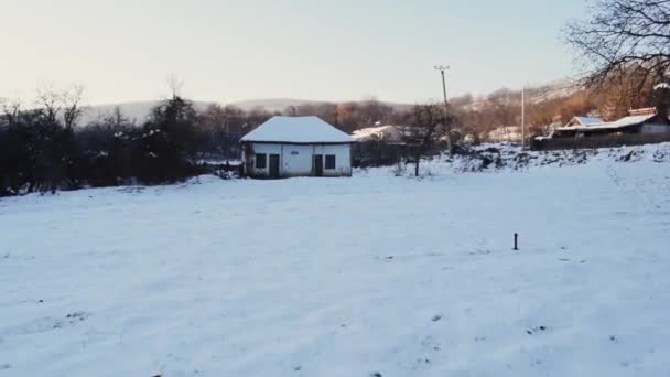 冬季来自欧洲的废弃和受损的老房子 地面和屋顶上都有雪 — 图库视频影像