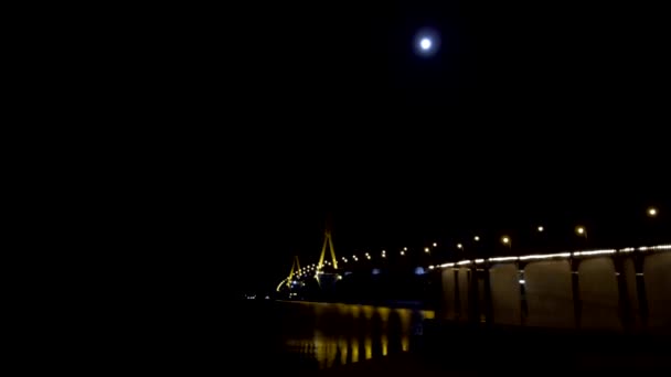 Dlouhá Expozice Pohyb Timelapse Krásného Mostu Noci Studeným Mrazivým Oknem — Stock video