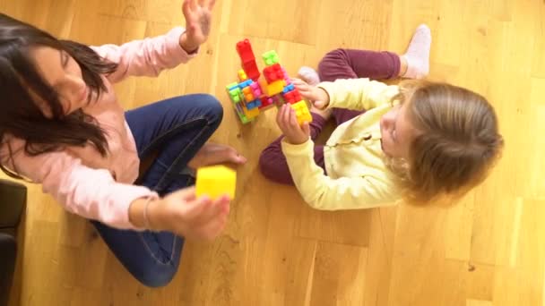 2人の少女がレゴのブロックで建設を破壊し — ストック動画