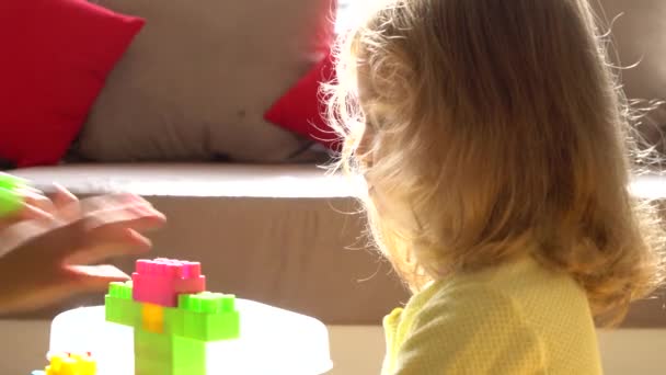 Μικρό Ξανθό Πρόσωπο Παίζει Μπλοκ Lego Στο Σαλόνι — Αρχείο Βίντεο