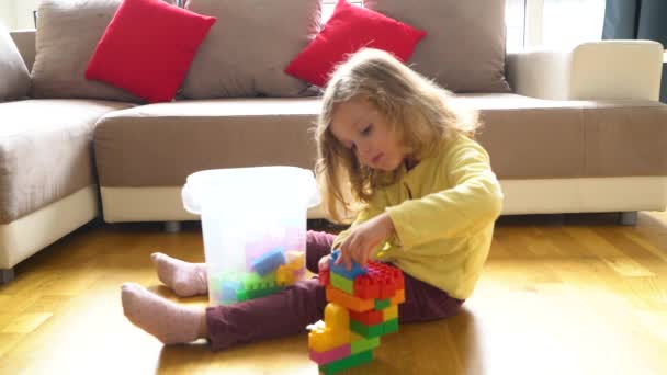 Söt Liten Blond Flicka Montera Lego Tegelstenar Sitter Golvet Vardagsrummet — Stockvideo