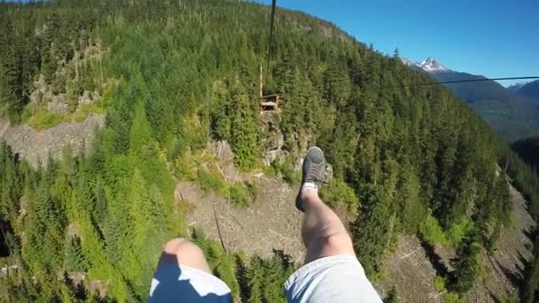 Pov Zipline Männchen Fliegt Sommer Superzeitlupe Über Whistler Canada — Stockvideo