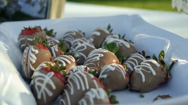 Plato Fresas Cubiertas Chocolate Fuera Una Mesa Verano — Vídeos de Stock