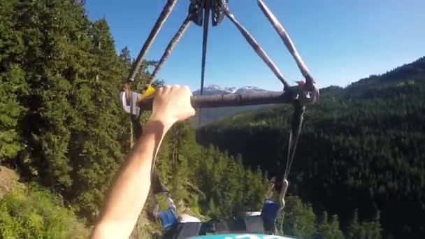 Whistler Kanada Erkek Posv Yaz Boyunca Bir Ormanın Üzerinde Uçuyor — Stok video
