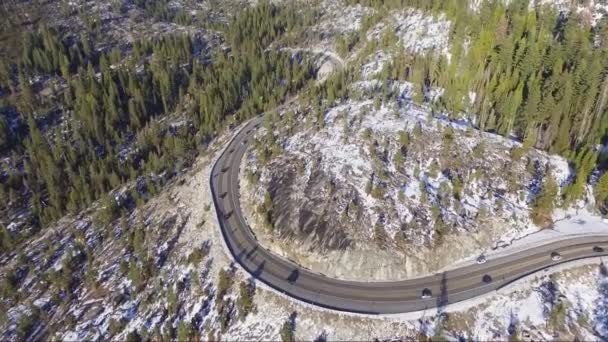 Letecký Dron Přelet Rušného Zimního Provozu Větrné Dálnici Pohoří Sierra — Stock video