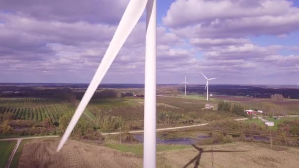 Letecké Záběry Větrných Turbín Vzrůstajícím Bezpilotním Letounem Jak Otáčí Větrná — Stock video
