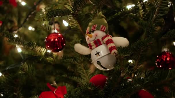 Niedlicher Schneemann Weihnachtsbaumschmuck Auf Einer Echten Nordischen Tanne — Stockvideo