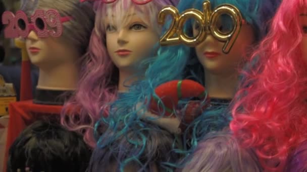 Stall Traditional Christmas Market Plaza Mayor Selling Wigs Prank Toys — Vídeos de Stock