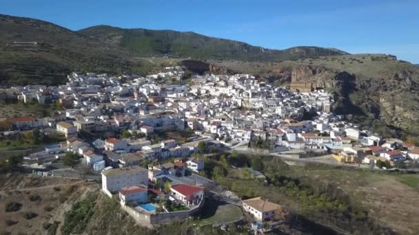 Αεροφωτογραφία Ενός Παραδοσιακού Ισπανικού Λευκού Χωριού Στα Βουνά Ένα Μεγάλο — Αρχείο Βίντεο
