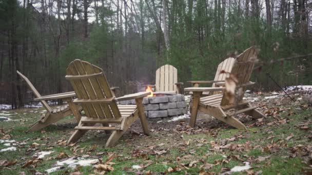Wide View Six Empty Outdoor Chairs Burning Fire Pit — Vídeo de stock