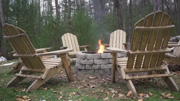 Close Empty Lawn Chairs Burning Fire Pit — Vídeo de Stock