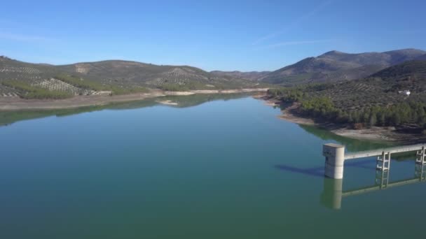 スペインの南に制御塔と大きな貯水池の空中ビュー — ストック動画