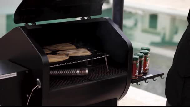 Man Opens Smoker Reveal Fish Filets Test Heat Hand Concept — Vídeos de Stock