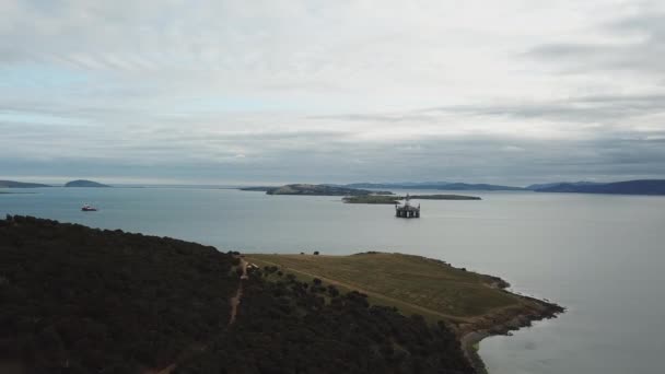 Drone Pan Hills Oil Rig Background Australia — Stockvideo