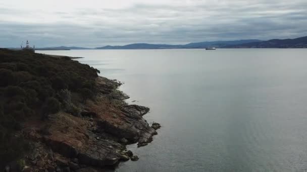 Drone Pan Rocks Foreshore Oil Rig Background Australia — Stockvideo