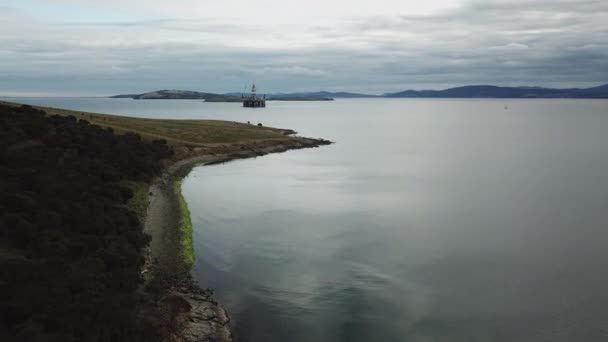 Drone Pan Rocky Coast Oil Rig Background Australia — стокове відео