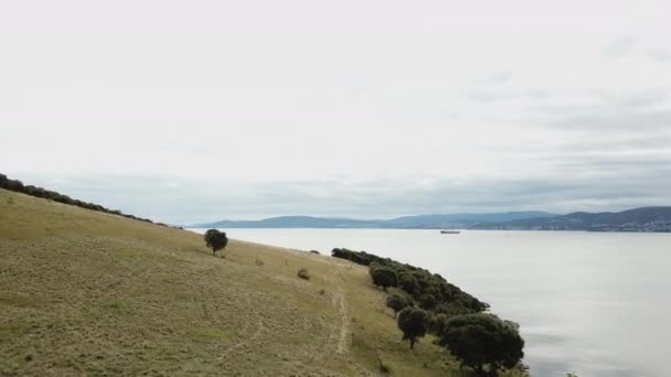 Drone Pan Hillside Revealing Oil Rig Background Australia — Stock video