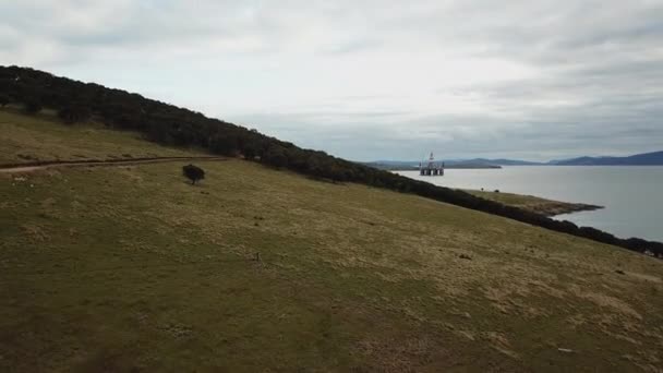 Drone Pan Coastal Foreshore Oil Rig Background Australia — Stockvideo