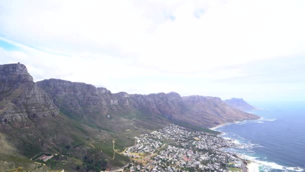 Wide Shot Mountains Camps Bay South Africa — Wideo stockowe