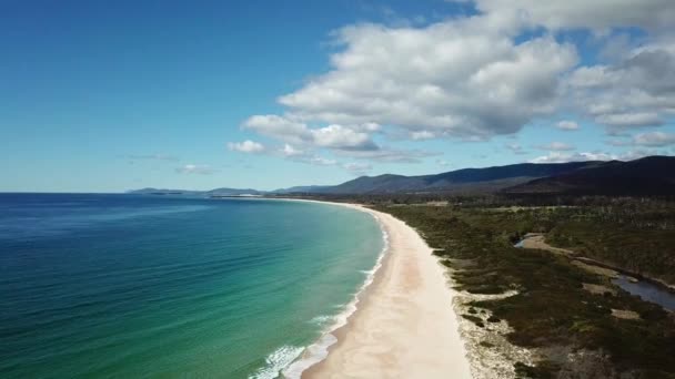 Drone Pan White Sand Beach Blue Ocean Waves Tasmania Australia — Stockvideo