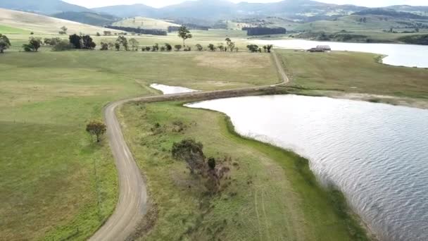 Drone Pan Country Road Barn Distance Rolling Hillside Mountains Tasmania — Stock videók