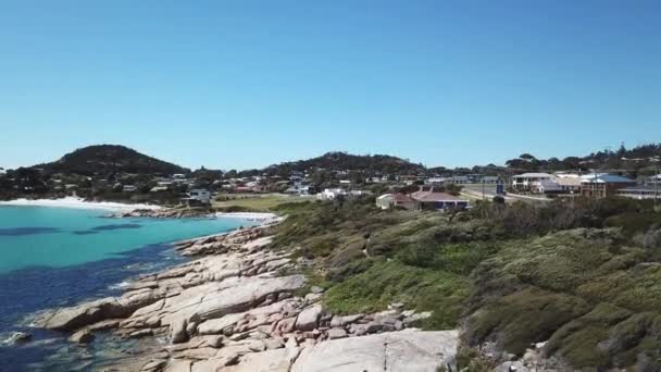 Drone Pan Shore Reveal Holiday Town Beautiful Beach Blue Water — Vídeos de Stock