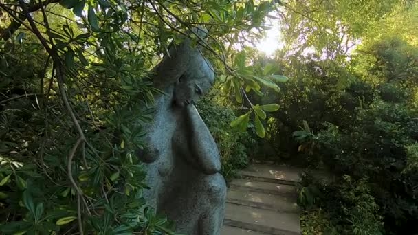 Public Statue Lisbon Gulbenkian Park — ストック動画