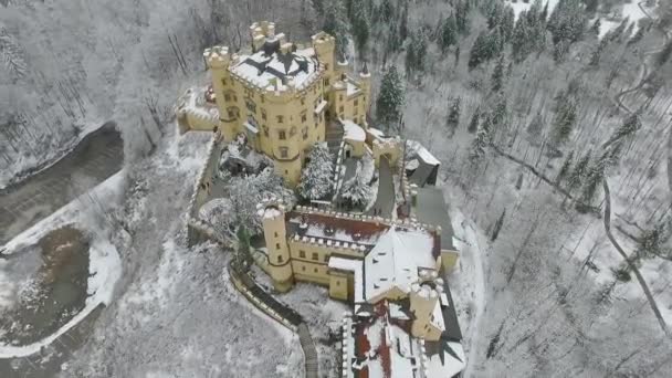 Αεροφωτογραφία Του Hohenschwangau Που Φέρουν Γύρω Από Κάστρο Poi Χειμώνα — Αρχείο Βίντεο