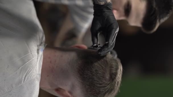 Стильний Перукар Татуйованими Руками Чорних Рукавичках Ріже Волосся Клієнтів Спині — стокове відео