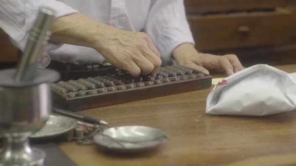Static Shot Man Counting Abacus Known Suanpan Chinese Medicine Store — Vídeo de stock