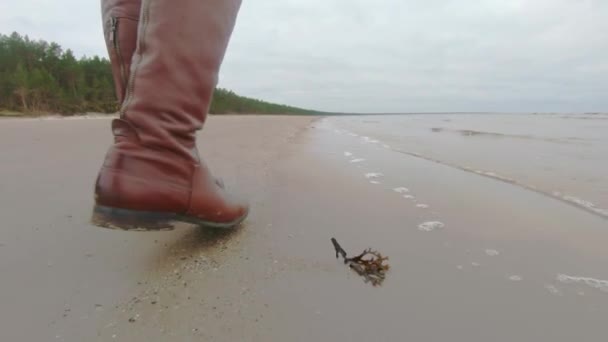 Girl Wearing Brown High Boots Jean Walking Baltic Sea Coast — Vídeo de Stock