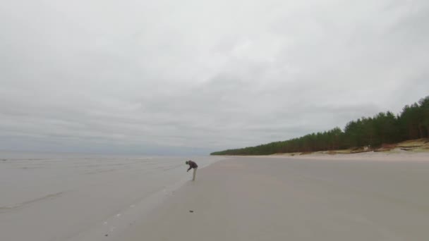 Losing Head Automn Baltic Sea Latvian Coast Guy Filming — Stockvideo