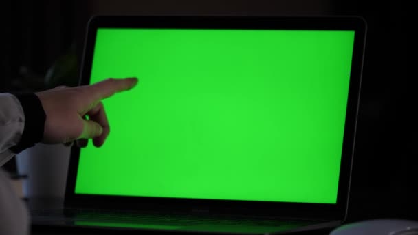 Pointing Finger Something Green Screen Laptop Underlining Read Text Finger — Wideo stockowe