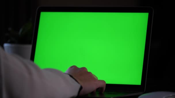 Руки Белых Футболках Клавиатуре Указывая Пальцем Текст Зеленом Экране Экране — стоковое видео