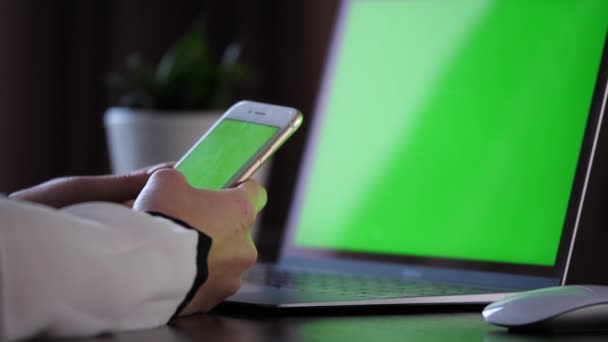 Holding Smartphone Green Screen Scrolling Clicking Left Finger Upper Left — Vídeo de stock