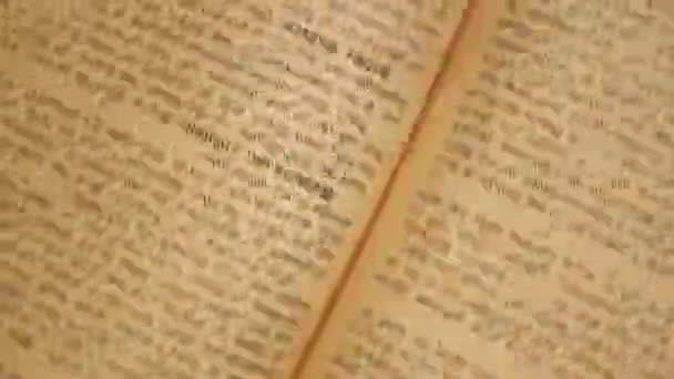 Περιστροφική Θέα Από Παλιομοδίτικο Γερμανικό Βιβλίο Μαγειρικής Και Τις Περιγραφές — Αρχείο Βίντεο