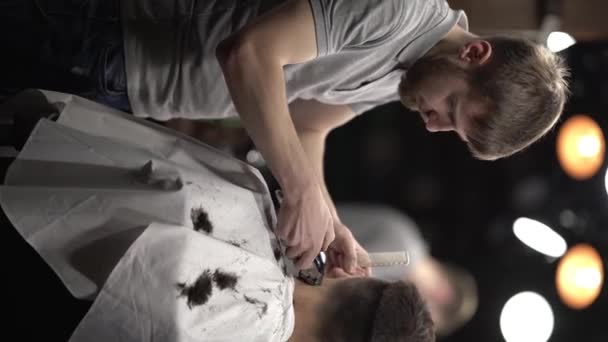 Барберман Повсякденному Одязі Підстригаючи Волосся Клієнта Робить Стрижку Яка Називається — стокове відео