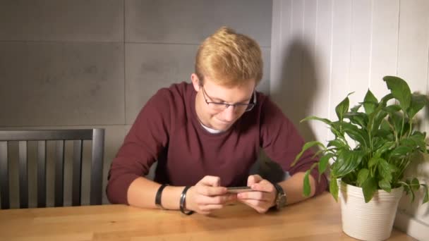 Άνθρωπος Παίζει Έντονα Κινητό Παιχνίδι Χρήση Smartphone Οριζόντια Κερδίζοντας Παιχνίδι — Αρχείο Βίντεο