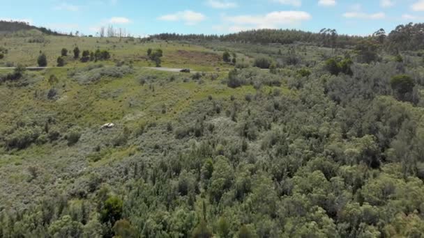 Aerial Shot Car Parked Mountain Lookout Wreckage Car Side Mountain — Vídeo de Stock