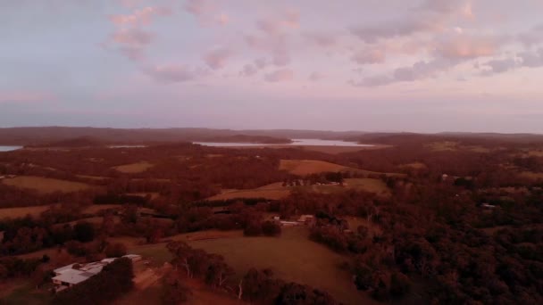 Aerial Shot Pink Glow Sunset Farmland Cardinia Reservoir — Vídeo de Stock