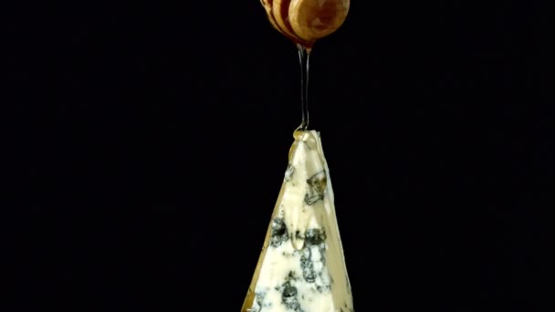 Macro Video Honey Being Poured Gorgonzola Cheese Delicious Piece Cheese — Vídeos de Stock