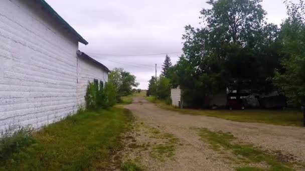 Dirt Road Alley Buildings Small Town Canada Alberta View Trees — Stockvideo