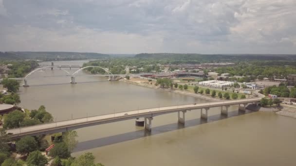 Aerial Shot Panning Bridge Arkansas River Downtown Little Rock Arkansas — Vídeo de Stock