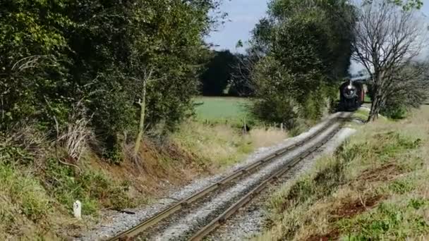 Vapor Passenger Train Puffing Amish Fazenda Terras Campo — Vídeo de Stock