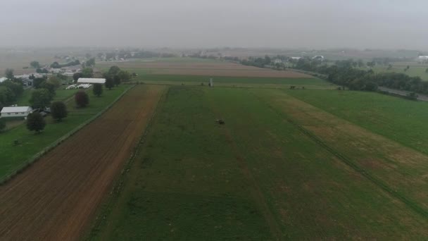 Drone Ariel View Amish Farm Lands Amish Farmer Harvesting Fog — Vídeo de Stock